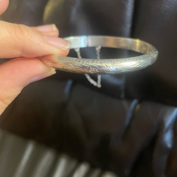 Vintage Sterling Silver wide etched Burkhardt bangle with safety chain - Picture 3 of 5